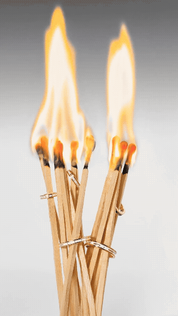 Animation d'une image fine de bauges sur des allumettes en flamme via l'IA